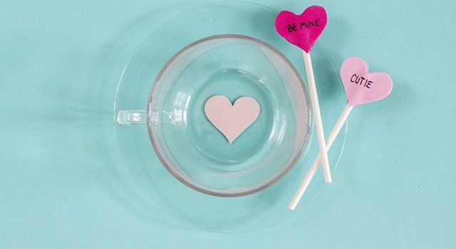 Crea le tazze più romantiche del mondo.Master-class