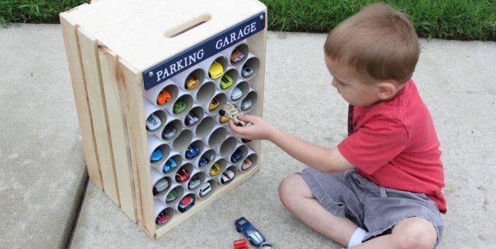 Garage per i giocattoli da scatole di cartone e tubi. Master-class