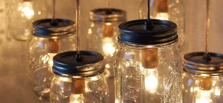 Lampadario elegante con barattoli di vetro. Master class
