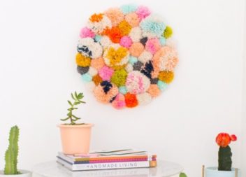 Decorazioni luminose con pompon. 40 idee. Master class