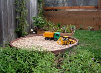 20 modi per fare divertire i bambini in giardino