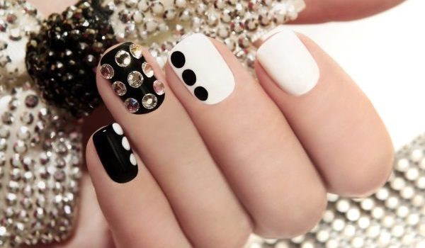 Decorazione unghie di strass: 20 idee incredibili