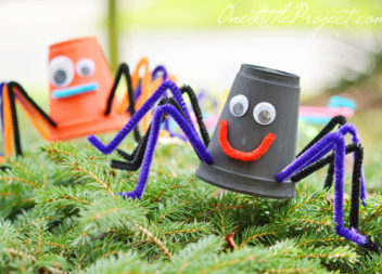 Bicchieri di plastica e carta: idee per la creatività dei bambini