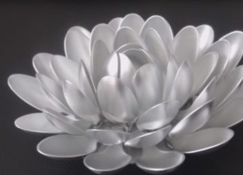 Portacandela con cucchiai di plastica: video master-class