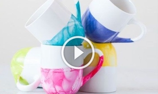 Coloriamo la tazza in acqua colorata: video-lezione