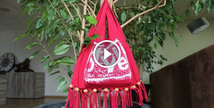 Una splendida borsa estiva fatta da vecchia maglietta! 3 master-class