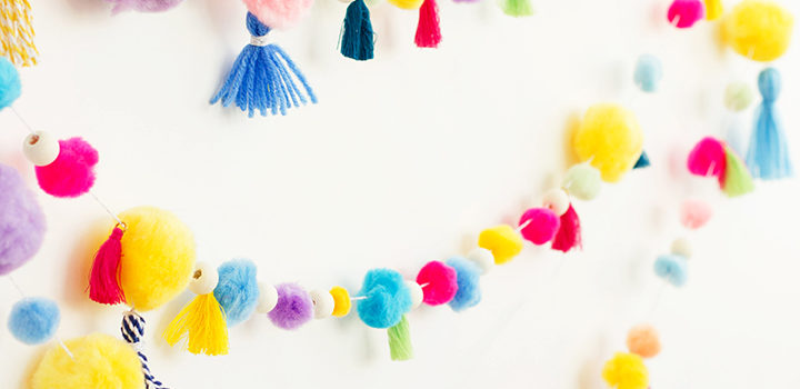 Ghirlanda luminosa con pompon: creazione a mano