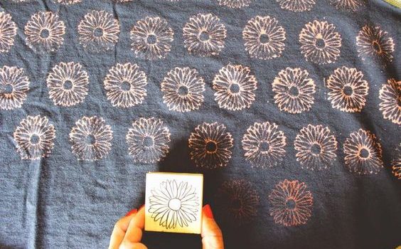 Facciamo dei disegni sui vestiti con lo sbiancamento, foto-lezione