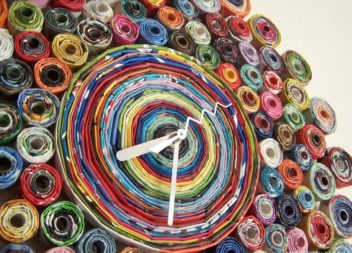 Orologio insolito fatto con riviste: foto-lezione