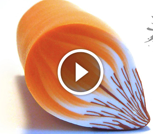 Petali di un fiore insolito fatto di argilla polimerica. Video