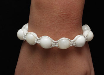 Un braccialetto intrecciato "Shamballa"
