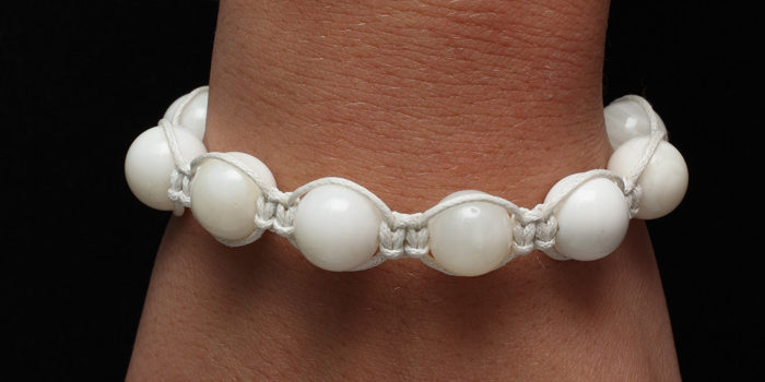 Un braccialetto intrecciato "Shamballa"