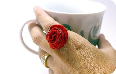 Anello con una rosa fatta a mano
