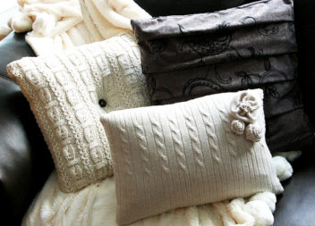 Decorazione del cuscino con un maglione caldo. Master-class
