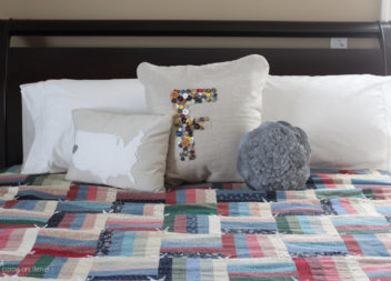 Decorazione del cuscino con i bottoni