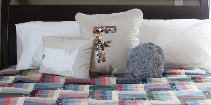 Decorazione del cuscino con i bottoni