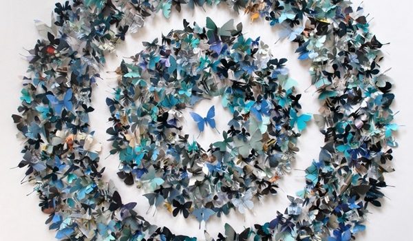 Decorazione delle pareti con farfalle