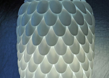 Una lampadina di cucchiai e bottiglie