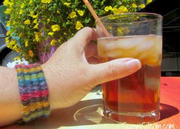 Tecnica originale di maglieria: invece di aghi a maglia - cannucce da cocktail