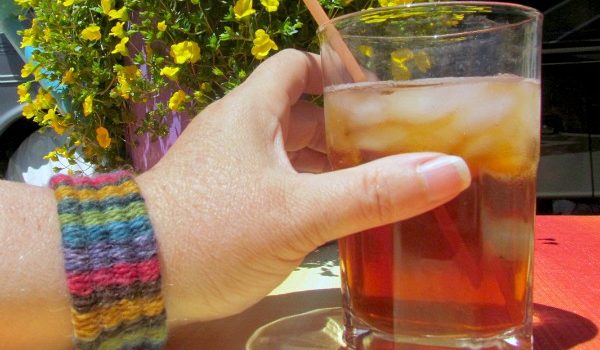 Tecnica originale di maglieria: invece di aghi a maglia - cannucce da cocktail