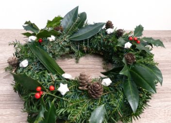 Corona di rami d'albero di Natale