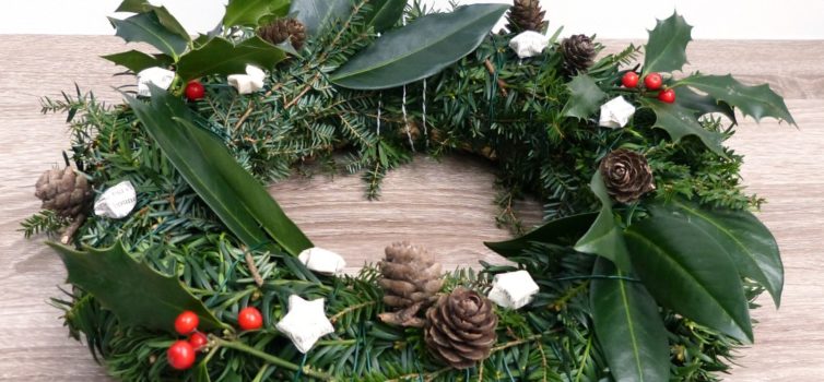 Corona di rami d'albero di Natale
