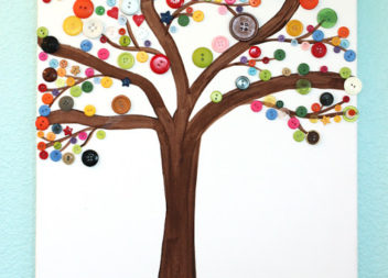 Handmade con bambini: bottoni su un albero