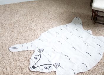 Decorazione sul pavimento: un orso dalle lenzuola
