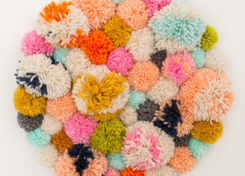 Decorazione sul muro di pompon