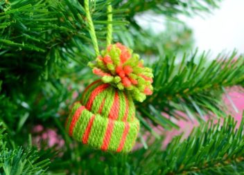 Mini cappelli su un albero di Natale