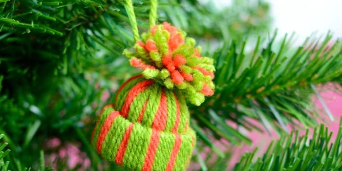 Mini cappelli su un albero di Natale