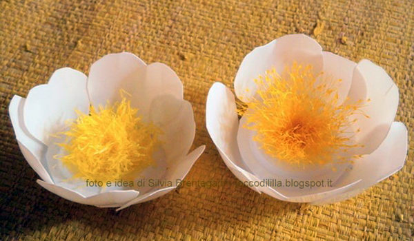 L'idea di trasformazione: fiori da un secchio di plastica