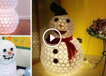 Pupazzo di neve da bicchieri di plastica: video-lezione