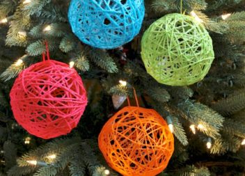 Prepariamoci per le feste: palle di Natale fatte di filato