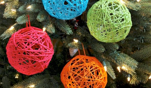 Prepariamoci per le feste: palle di Natale fatte di filato