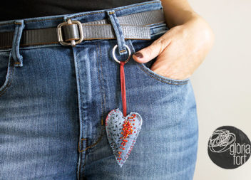Anello portachiavi a forma di cuore: trasformazione dei jeans in un accessorio