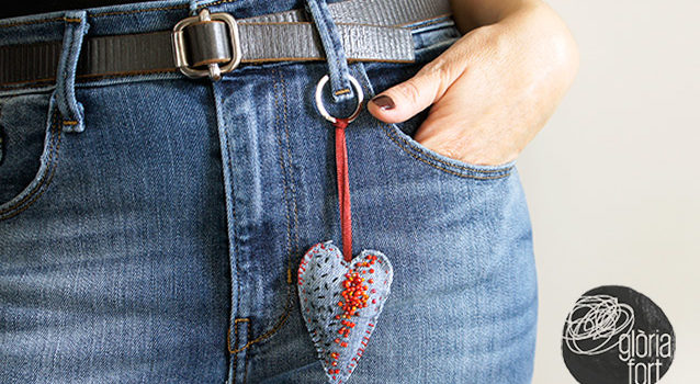 Anello portachiavi a forma di cuore: trasformazione dei jeans in un accessorio