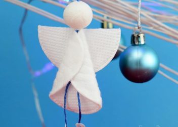Un angelo dai dischi di cotone: decorazione per le feste