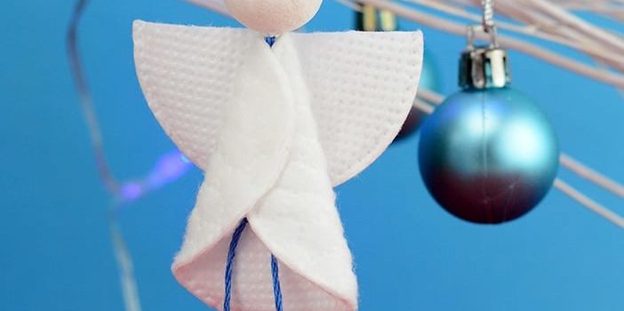 Un angelo dai dischi di cotone: decorazione per le feste