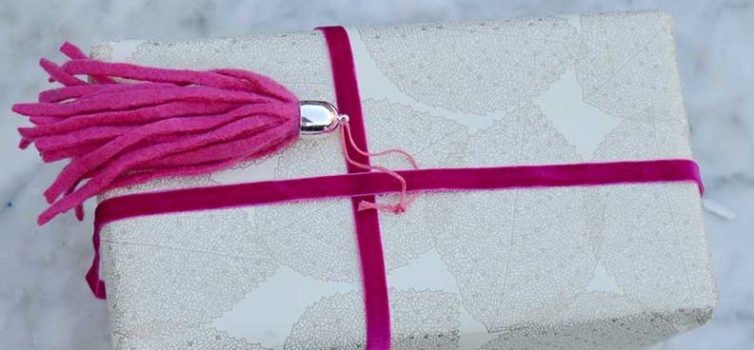 Decorazione regalo con la nappa