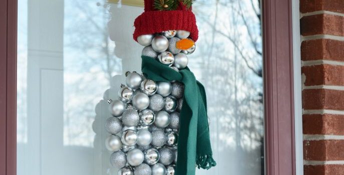 Pupazzo di neve dalle decorazioni natalizie