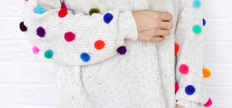 Maglione con pompon: decorazione fai da te