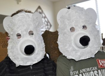 Prepariamoci per il carnevale: maschera economica dell'orso bianco!