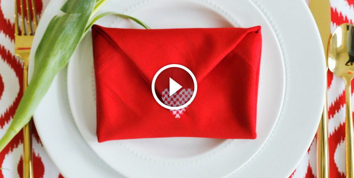 Come apparecchiare la tavola: busta dal fazzoletto