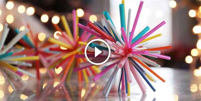 Decorazione dell'albero di Natale realizzata con cannucce per cocktail