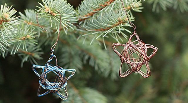 Ornamenti sull'albero di Natale fai da te: stella dal filo