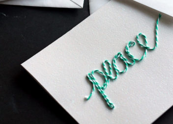 Decorazione con fili: scritte festive
